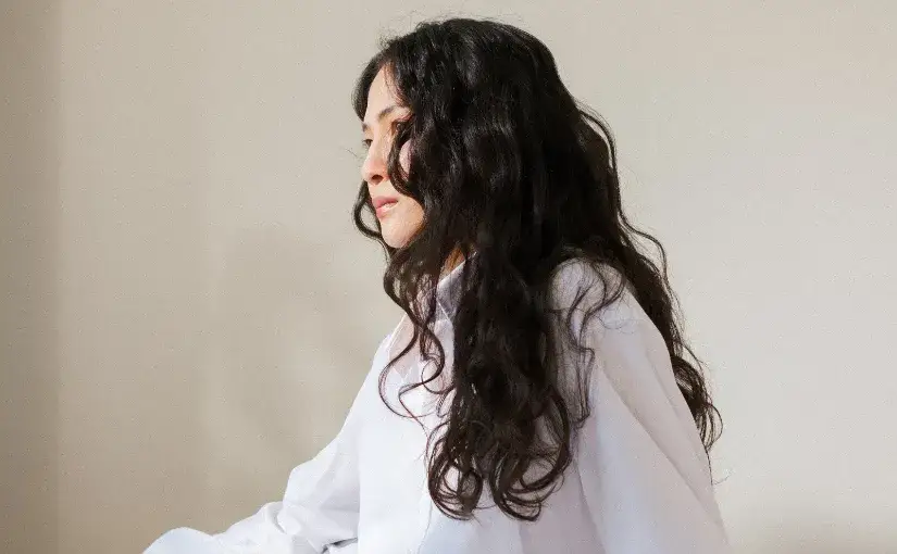 Loki bez lokówki? Odkryj domowe triki na piękne fale bez ciepła!