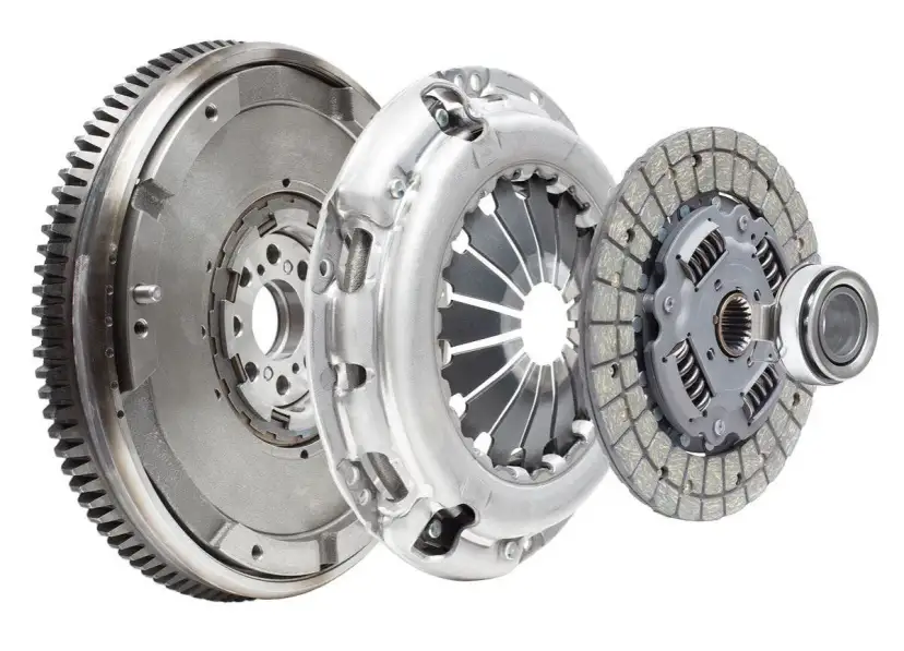 Koło dwumasowe, tarcza sprzęgła i docisk sprzęgła na białym tle.