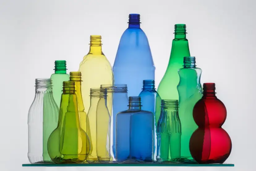 Butelka PET z czego jest? Poznaj skład i proces produkcji
