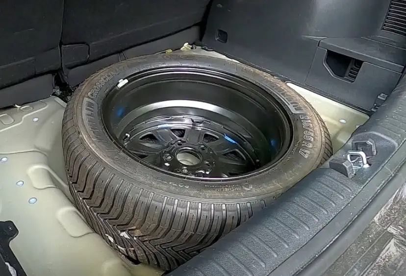 Mniejsze koło zapasowe (dojazdówka): jak jeździć bezpiecznie i bez mandatu?