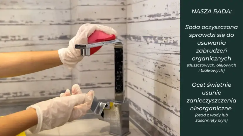 Ręce w rękawiczkach czyszczą kran gąbką.