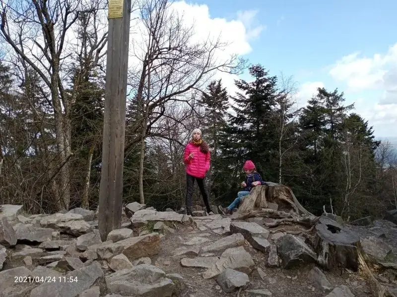 Kulinarne skarby Świętej Katarzyny: Gdzie zjeść po górskiej wędrówce?