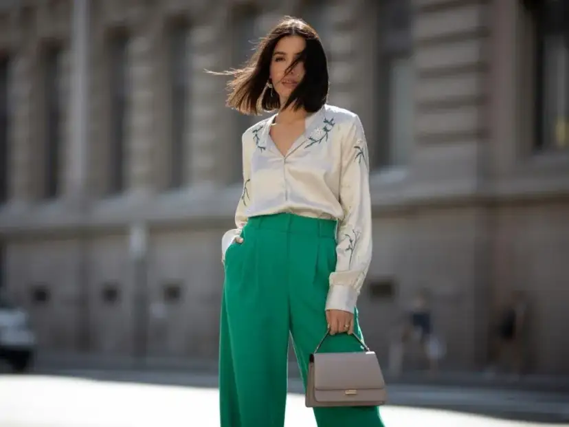 Jaki kolor bluzki pasuje do zielonych spodni, aby wyglądać stylowo?