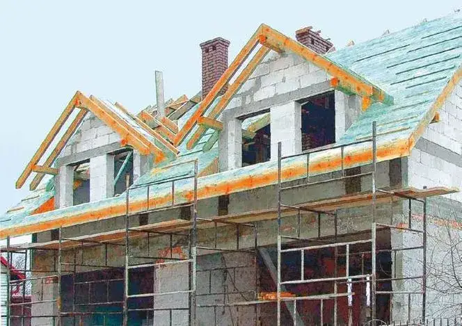 Jak podnieść dach w domu drewnianym - uniknij kosztownych błędów