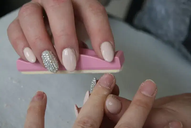 Manicure japoński krok po kroku – jak zrobić go samodzielnie i uniknąć błędów