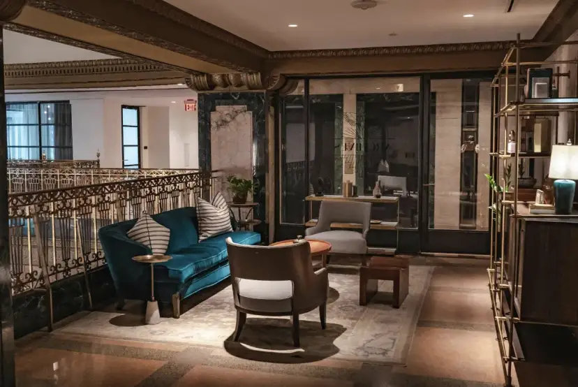 Jak hotele projektują strefy relaksu i rozrywki dla gości – od SPA do cyfrowej oferty