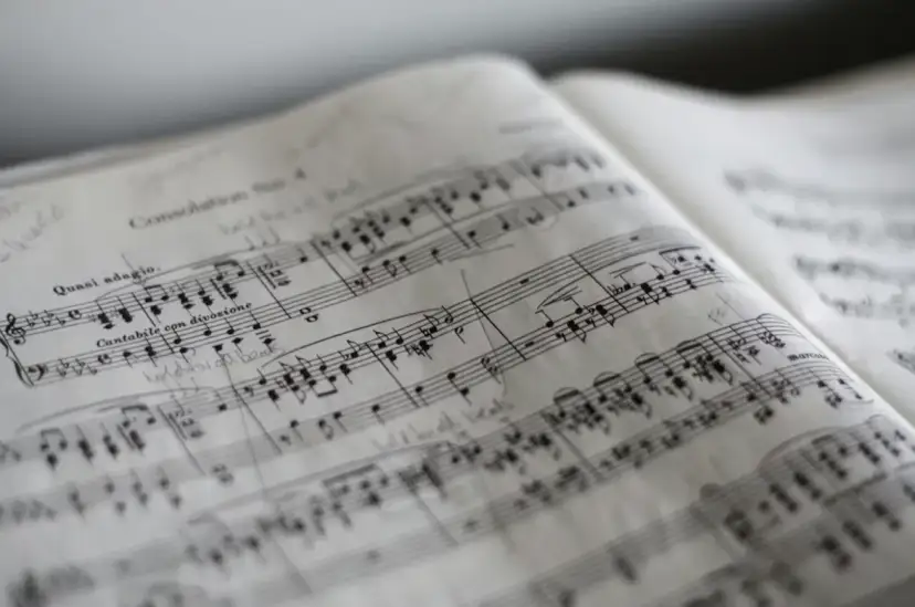 Rola muzyki w salonach rozrywki: jak dźwięk wpływa na emocje i decyzje graczy