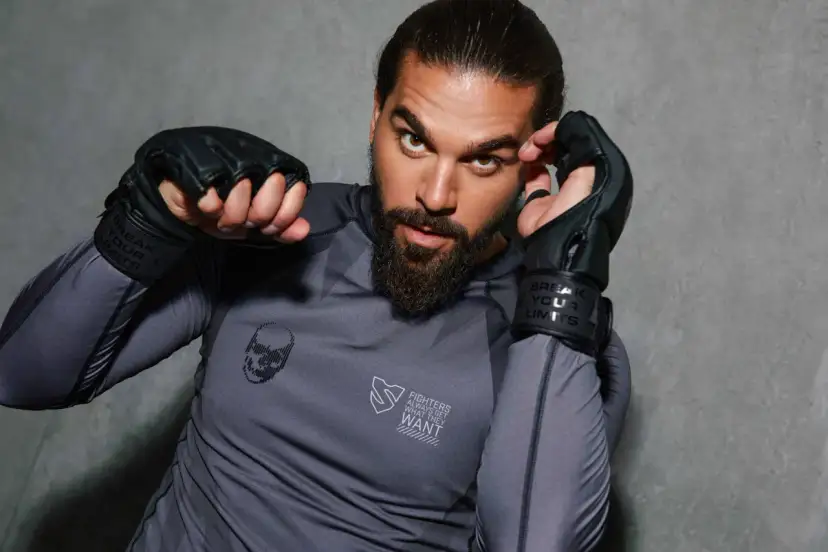 Spodenki do MMA i legginsy kompresyjne. Jak dół stroju wpływa na dynamikę kopnięć i bezpieczeństwo w oktagonie?