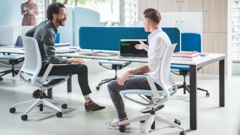 Ergonomiczne stanowisko pracy – jak dobrać fotele i biurka, żeby biuro naprawdę służyło pracownikom?