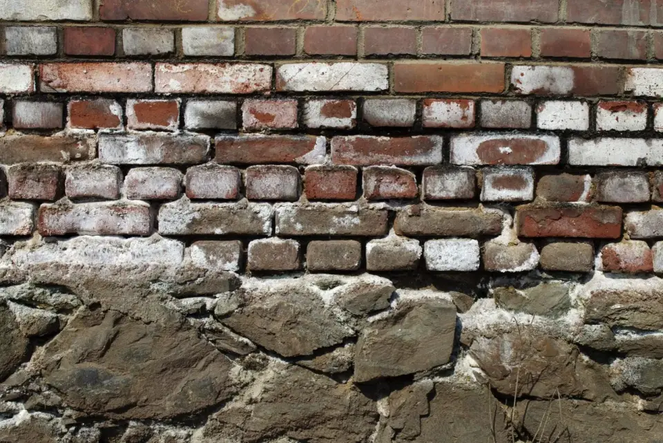 Salpeter an der Wand - Ursache, Schimmel & dauerhafte Lösung