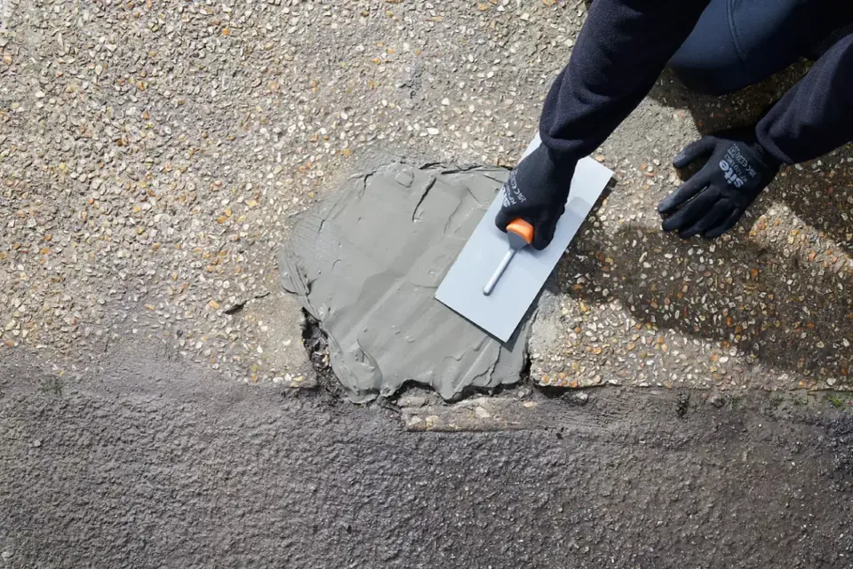 Naprawa betonu na zewnątrz - Jak zrobić to dobrze?