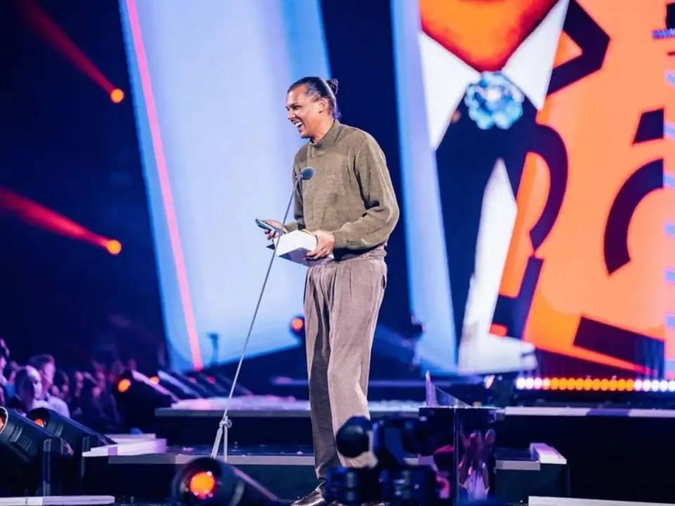 Papaoutai tekst po polsku - O czym naprawdę jest hit Stromae?