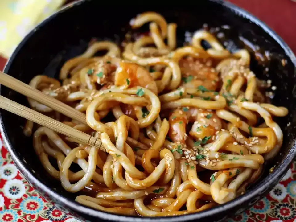 Udon w lekkim bulionie - przepis, który naprawdę działa