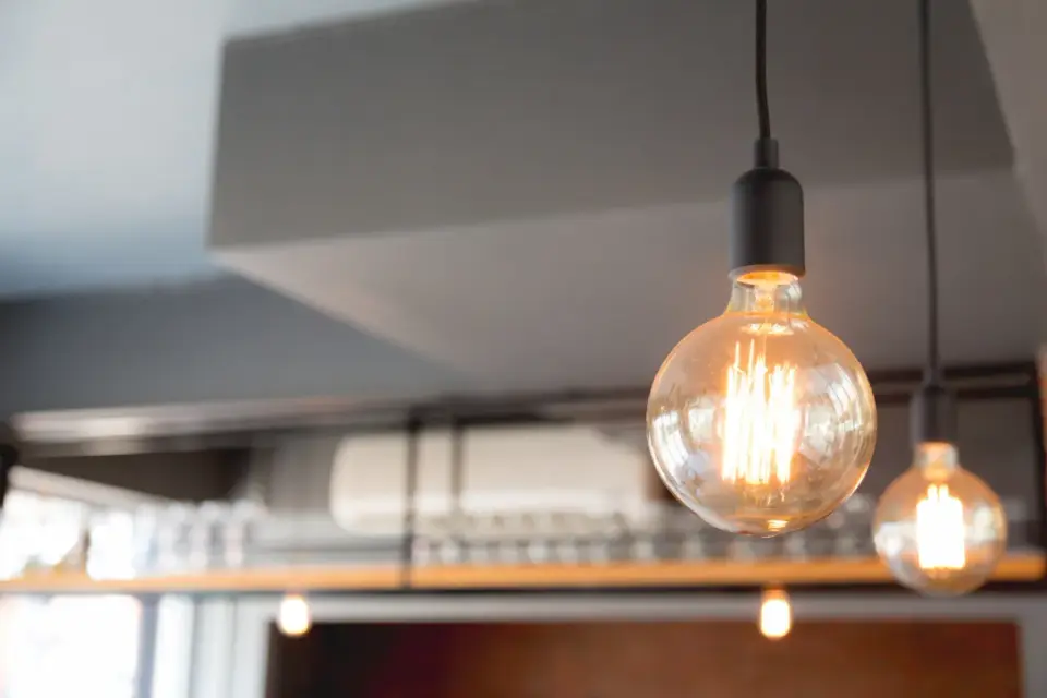 Ile lumenów na 25m2? Oblicz światło do każdego pokoju!