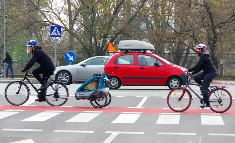 Kto ma pierwszeństwo na przejściu dla pieszych - Rowerzysta vs. Kierowca