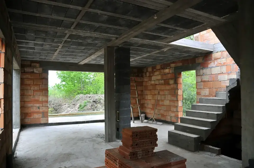 Strop z pustaków ceramicznych - kiedy ma sens, a kiedy nie?