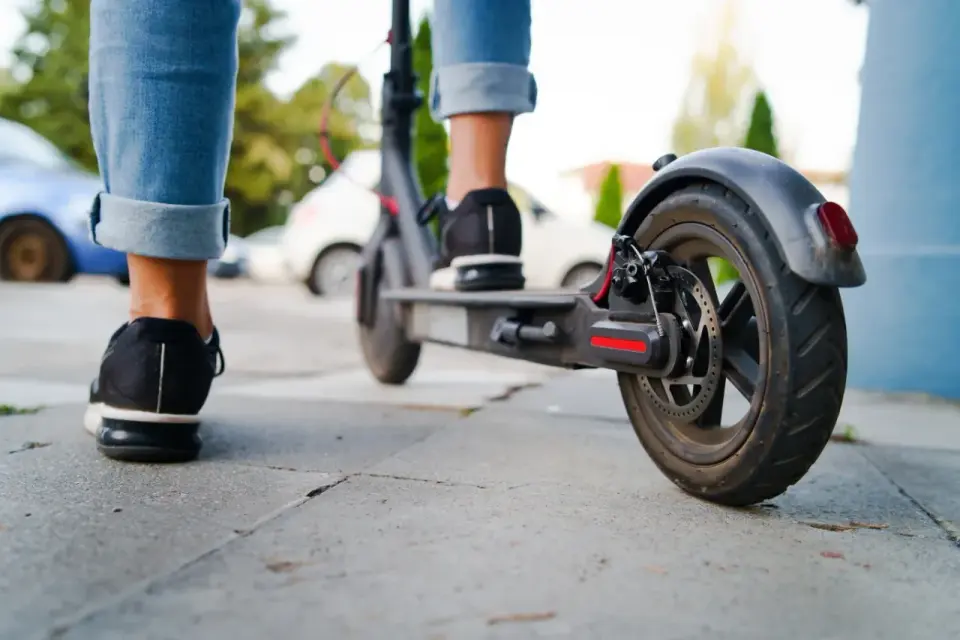 Hulajnoga elektryczna po chodniku - Czy to legalne? Przepisy 2026