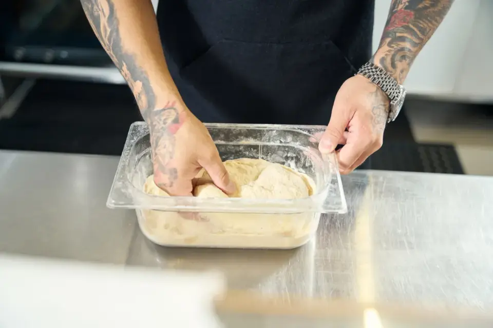 Jak szybko rozmrozić ciasto na pizzę? Poradnik krok po kroku