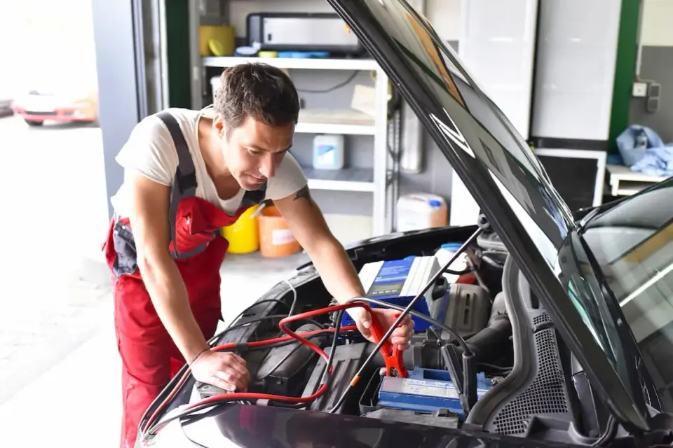 Ładowanie akumulatora u mechanika - Ile kosztuje i kiedy ma sens?