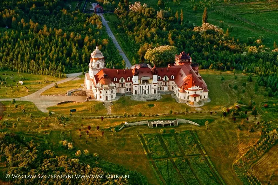 Prywatny zamek w Sieniawie: historia, tajemnice i wyjątkowe atrakcje
