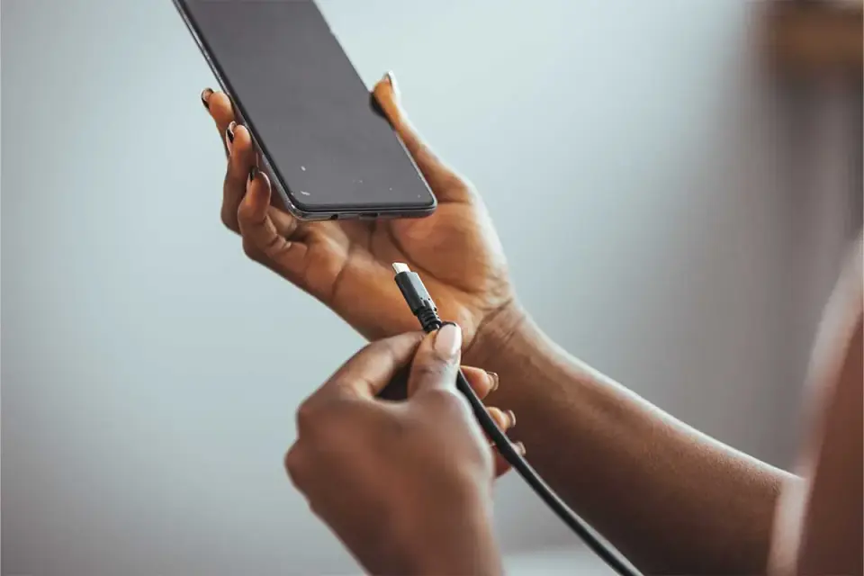 Jak naładować telefon telefonem? Poradnik krok po kroku