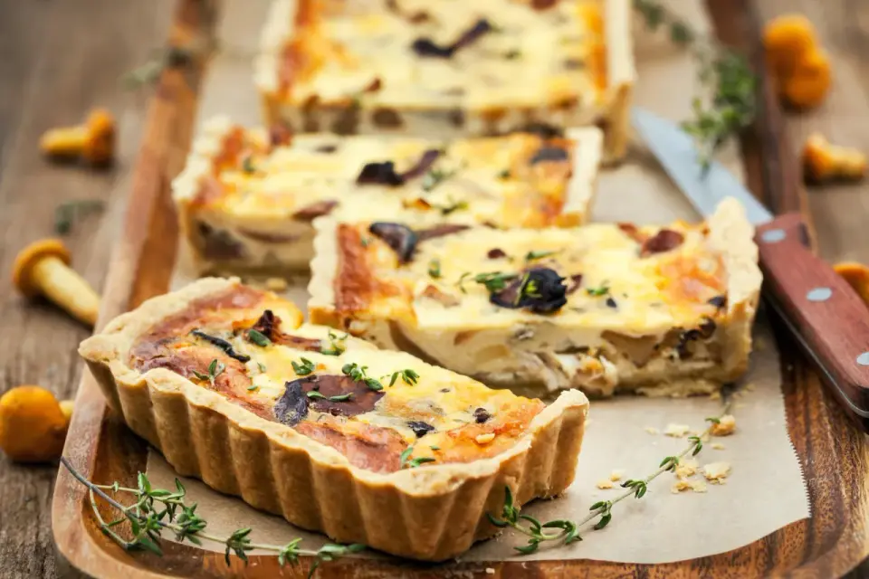 Wytrawna tarta z kurkami - przepis na kruchy spód i kremowy farsz