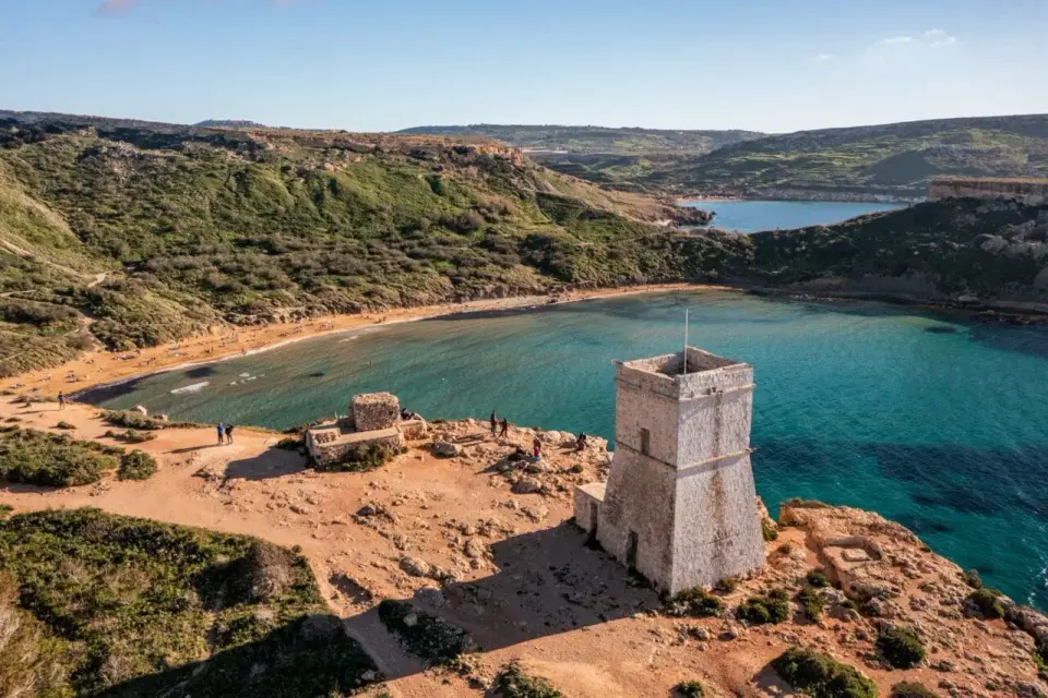 Bugibba Beach na Malcie - gdzie pływać i co zobaczyć?