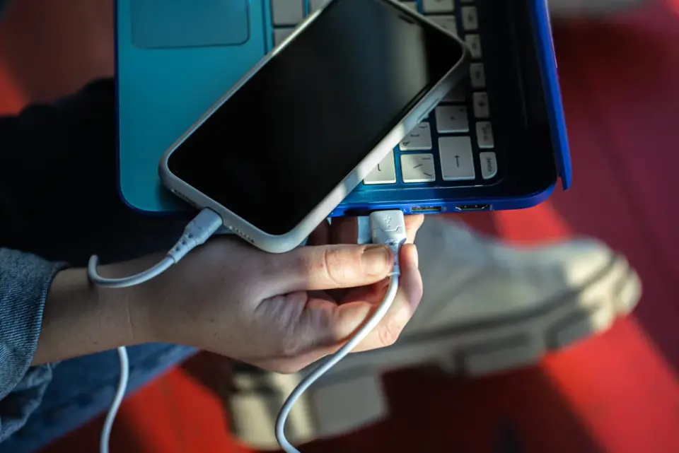 Jak połączyć telefon z laptopem? USB, hotspot i Phone Link