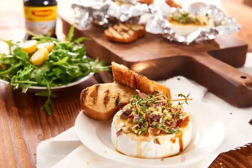 Camembert z grilla - jak uzyskać kremowy środek i nie spalić sera
