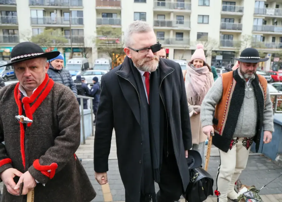 Grzegorz Braun na galach bokserskich: Czy zakaz jest faktem, czy mitem?