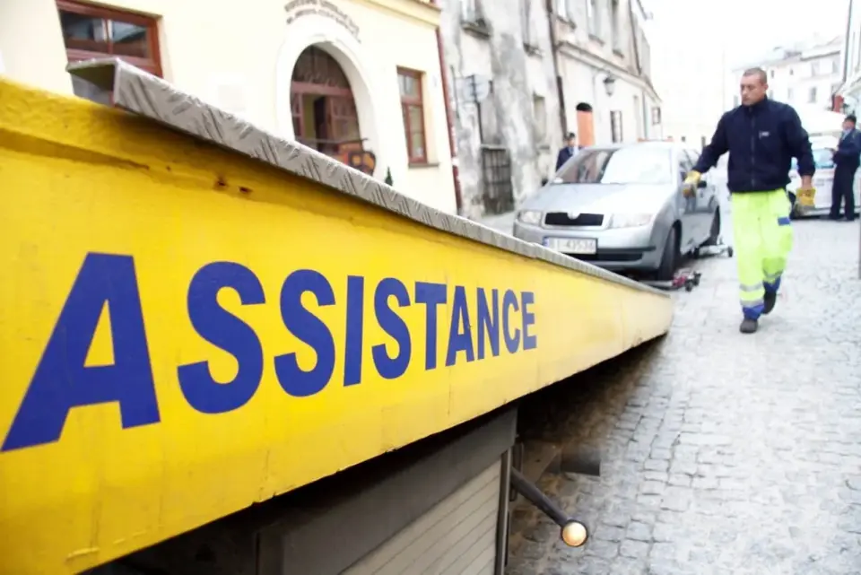 Pomoc na drodze w polisie - co naprawdę obejmuje?