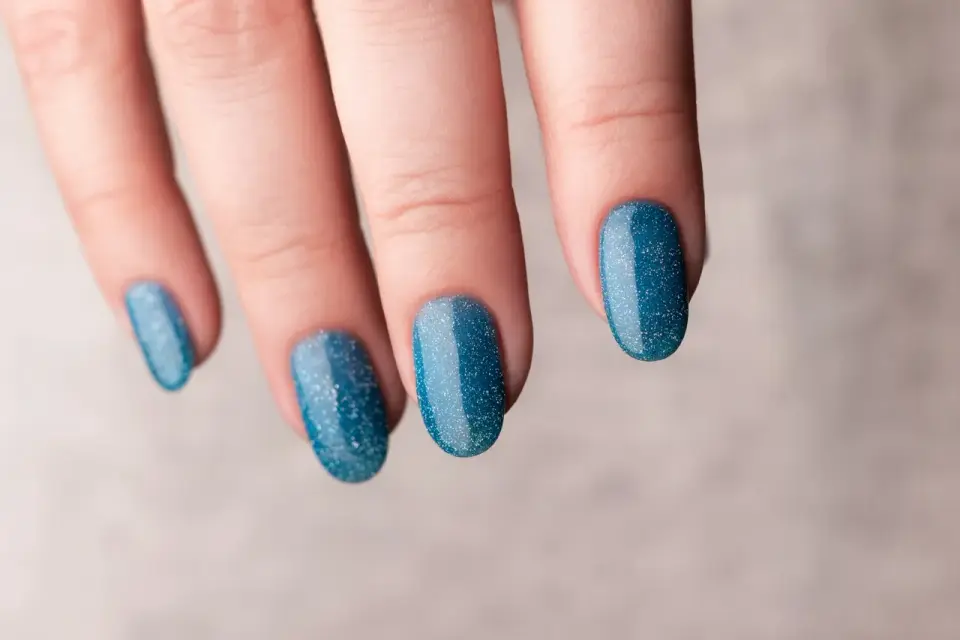 Niebieskie paznokcie - Jak dobrać odcień i zrobić trwały manicure?