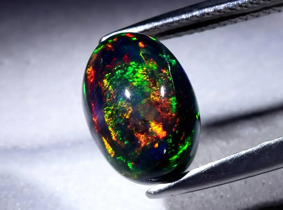 Schwarzer Opal - Wirkung, Schutz und woran du echte Steine erkennst