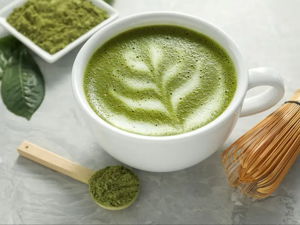 Czy matcha zawiera kofeinę? Sprawdź, ile ma jedna porcja