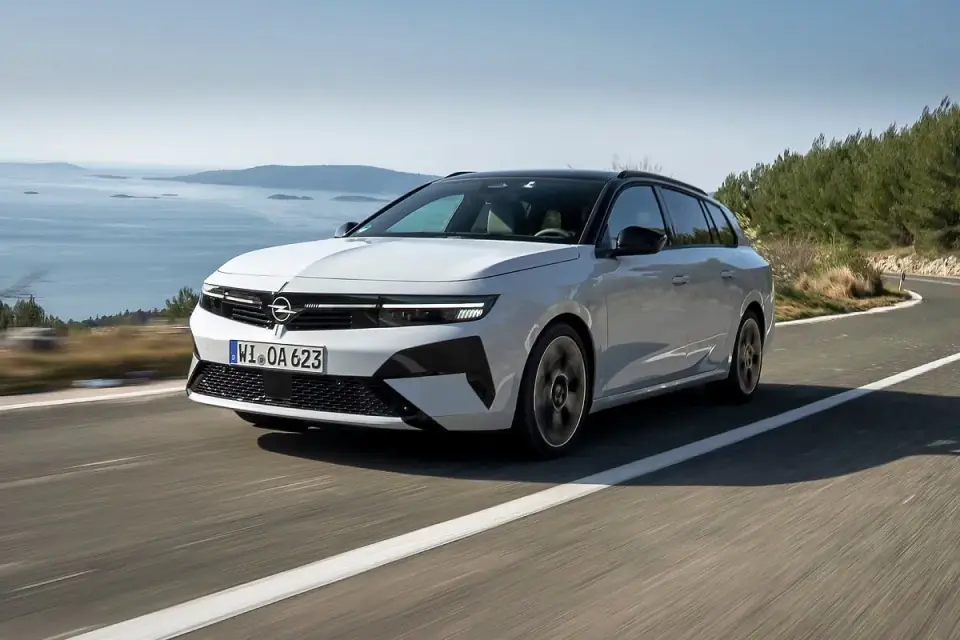 Opel Astra Hybrid - Czy to rozsądny wybór bez kabla?