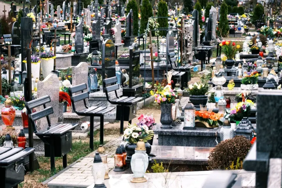 Odstąpienie miejsca na cmentarzu - Jak to zrobić dobrze?