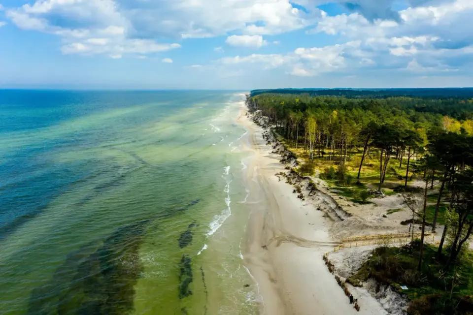 Plaża w Lubiatowie - spokojny Bałtyk? Sprawdź, zanim pojedziesz!
