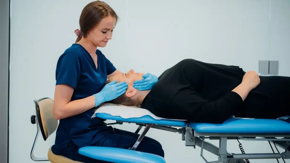 Fizjoterapeuta szczękowy - kiedy pomaga i czego się spodziewać