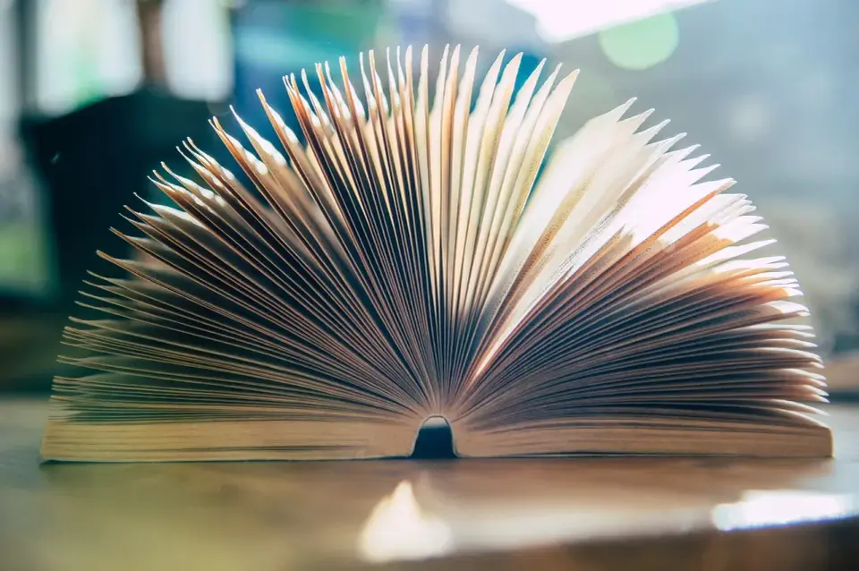 Wyobcowanie w literaturze emigracyjnej: kluczowe aspekty i przykłady