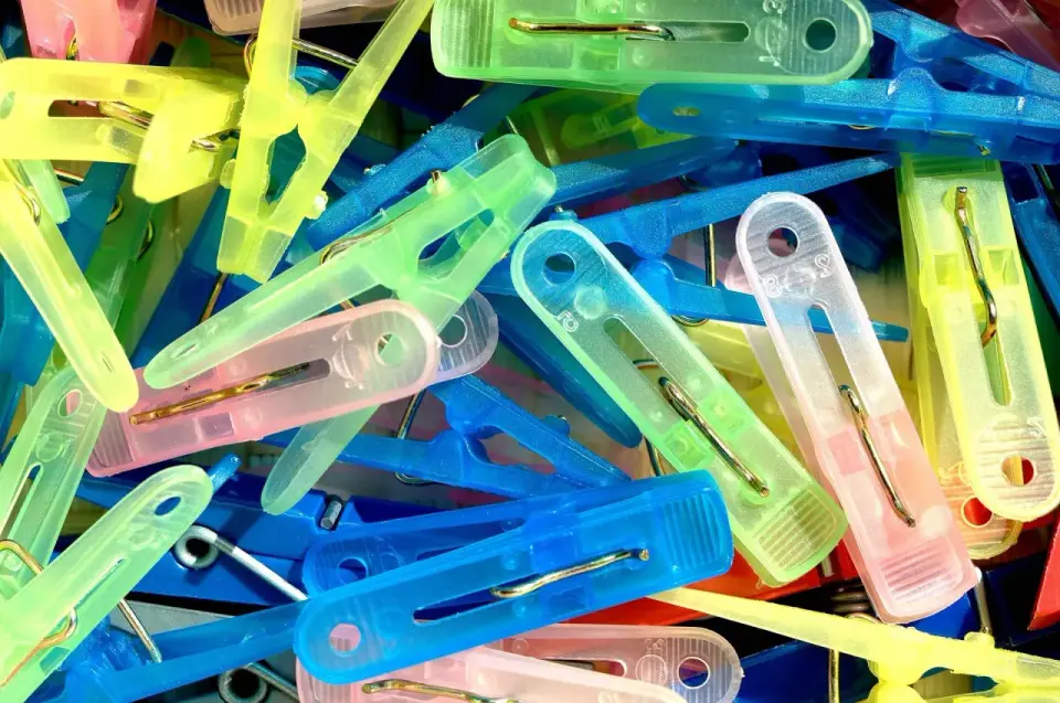 Jak wyczyścić zżółknięty plastik - domowe metody i nadtlenek wodoru