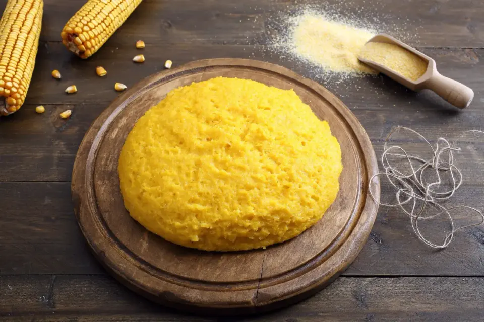 Polenta z mąki kukurydzianej: przepis krok po kroku bez grudek