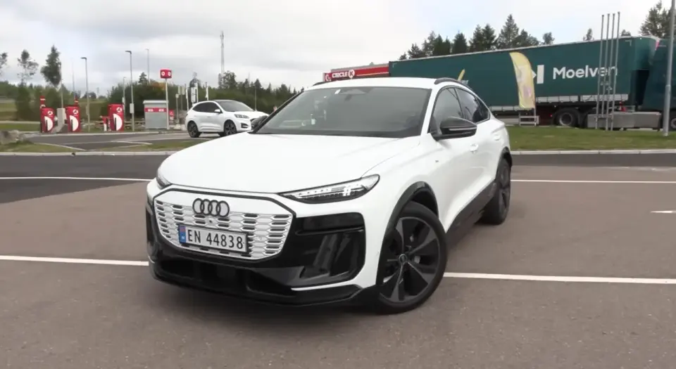 Audi Q6 e-tron - ile kosztuje i czy warto dopłacać do Sportbacka?