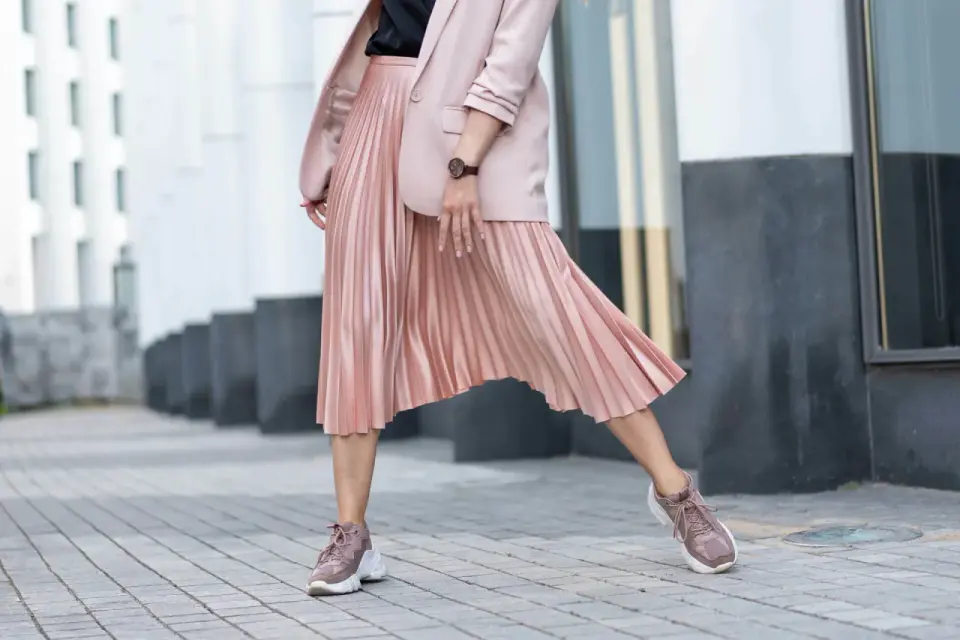 Buty do plisowanej spódnicy - Jak nosić, by wyglądać zjawiskowo?
