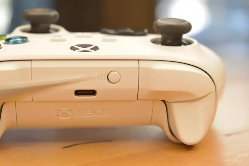 Xbox Series X - Jak podłączyć drugi pad? Poradnik krok po kroku