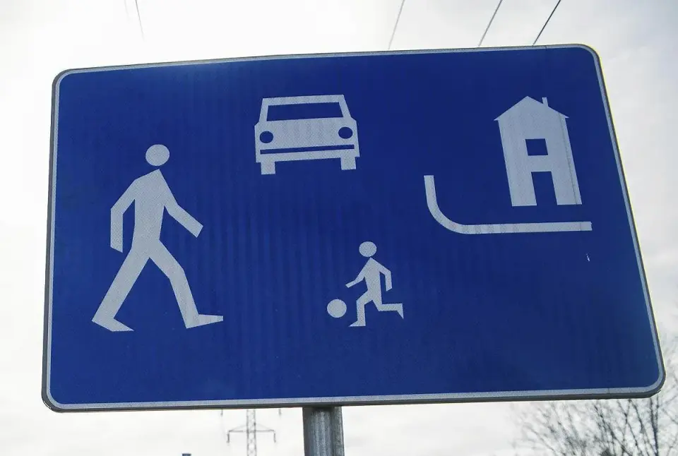 Strefa zamieszkania - pułapki dla kierowców. Uniknij mandatów!