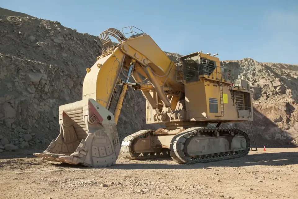 Największa koparka Komatsu PC8000-11: Gigant górnictwa odkrywkowego