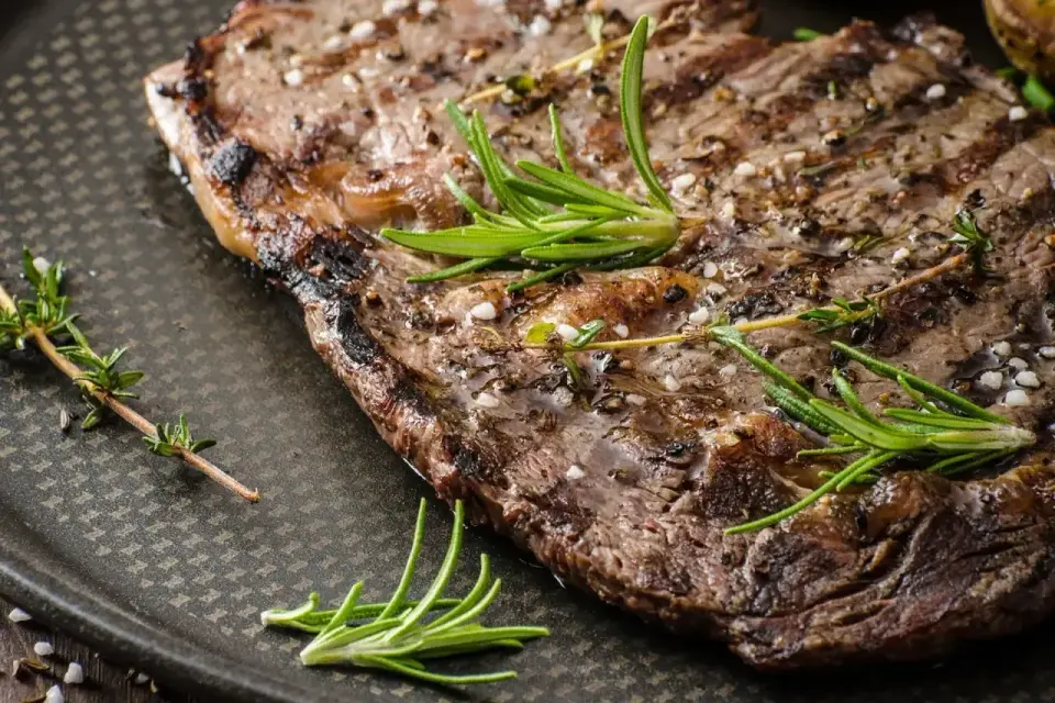 Tagliata z grilla - prosty sposób na soczysty stek w plastrach