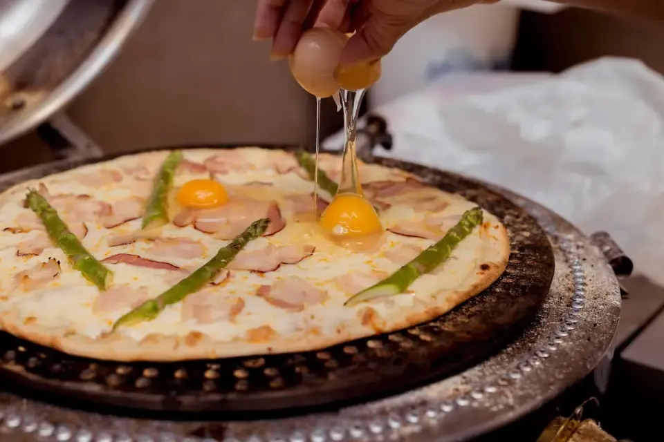 Pizza z jajkiem - Jak uzyskać płynne żółtko i chrupiące ciasto?