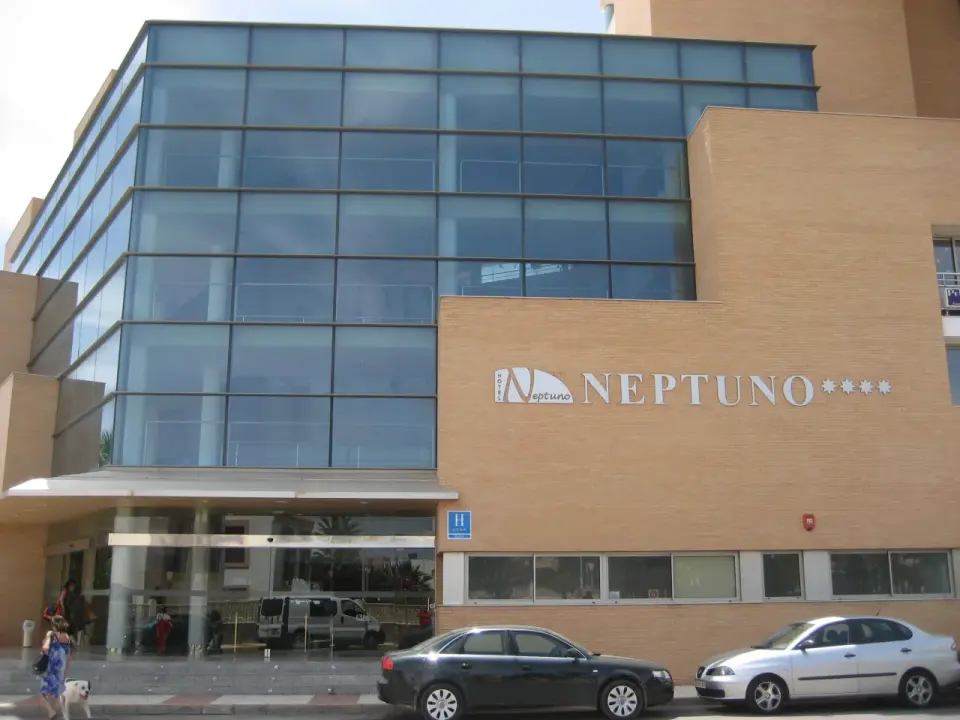 Hotel Neptuno en Roquetas de Mar - qué ofrece y para quién es
