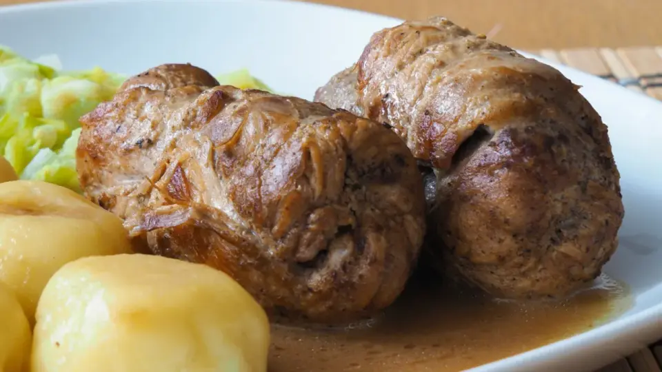 Rolada śląska - przepis na idealnie kruche mięso i sos